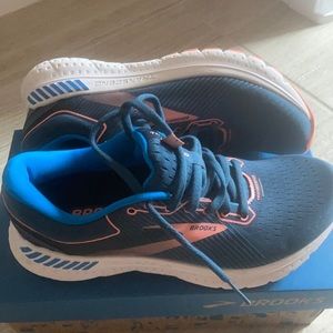 BRAND NEW- Brooks Transcend 7